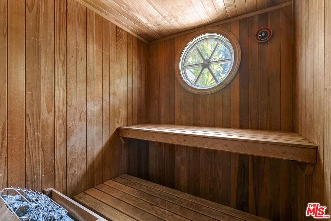 9559 Sherwood Forest Ln