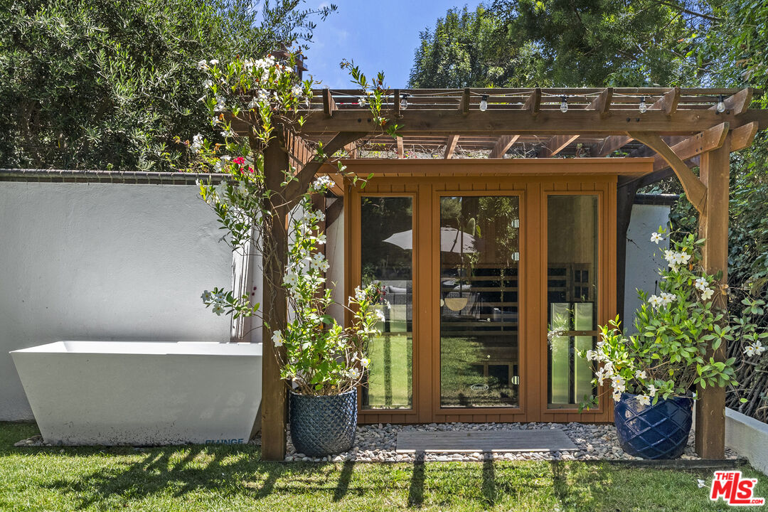 9559 Sherwood Forest Ln