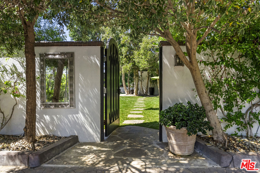 9559 Sherwood Forest Ln