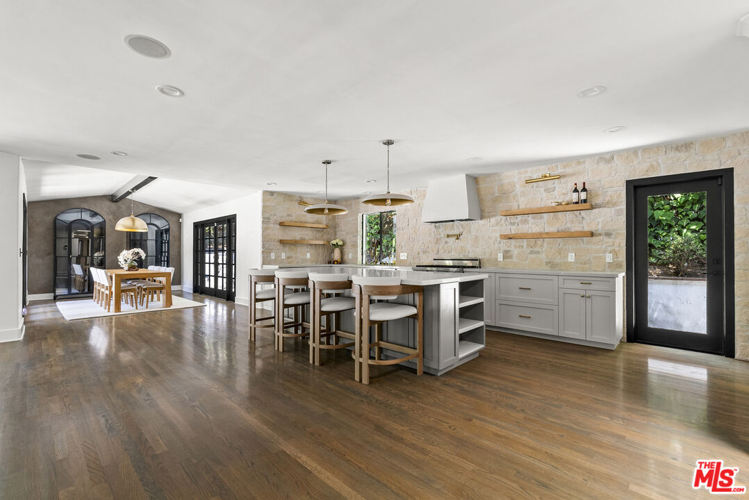 9559 Sherwood Forest Ln