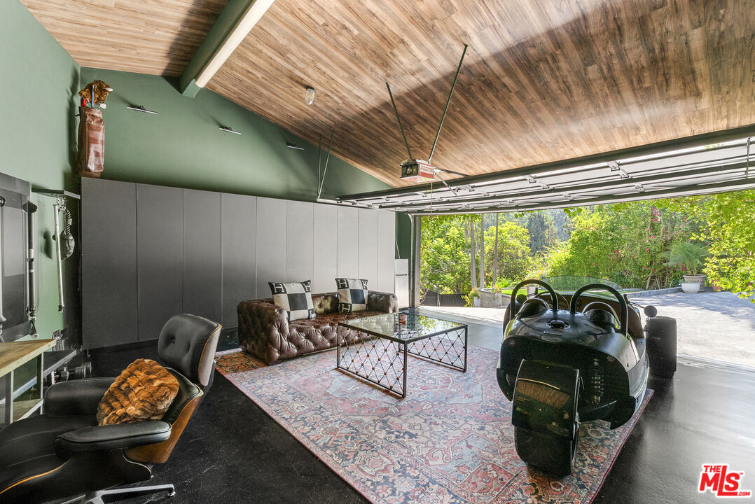 9559 Sherwood Forest Ln