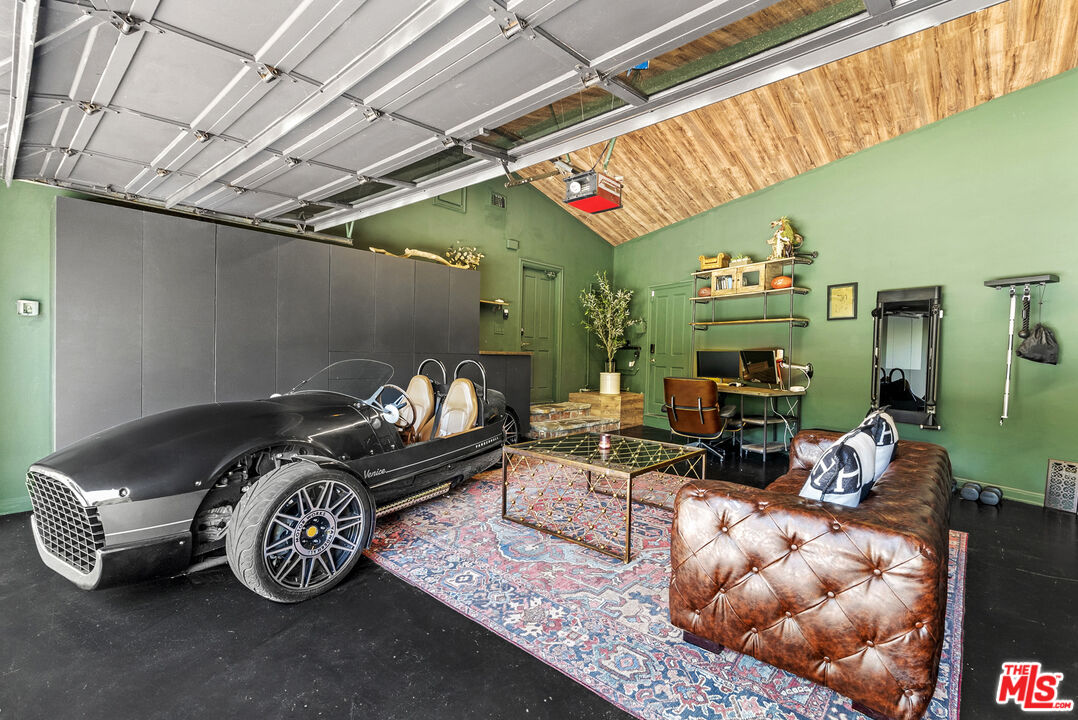 9559 Sherwood Forest Ln