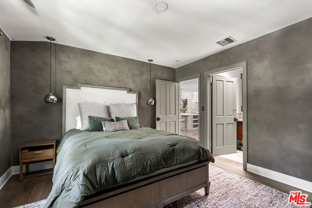 9559 Sherwood Forest Ln