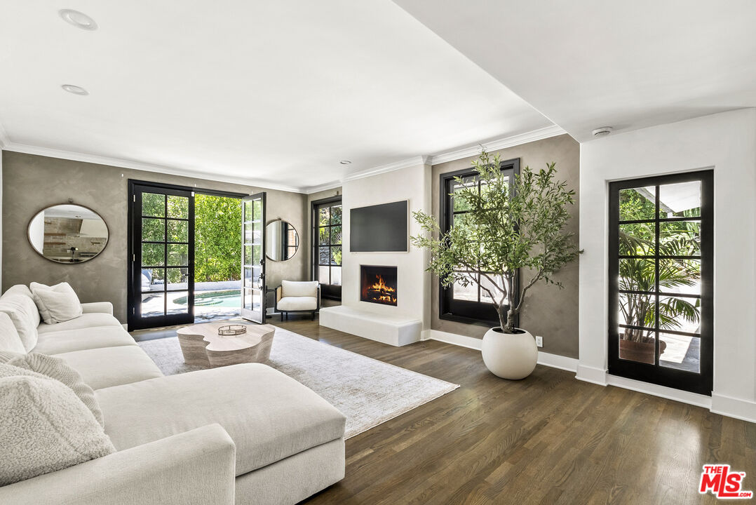 9559 Sherwood Forest Ln