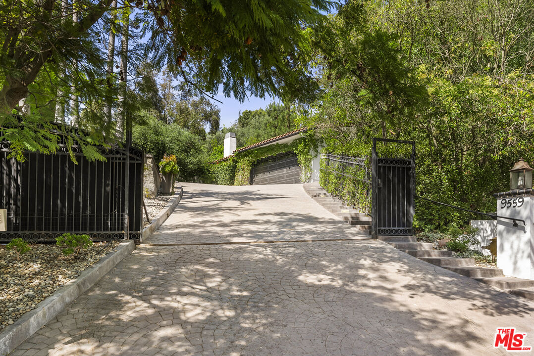 9559 Sherwood Forest Ln