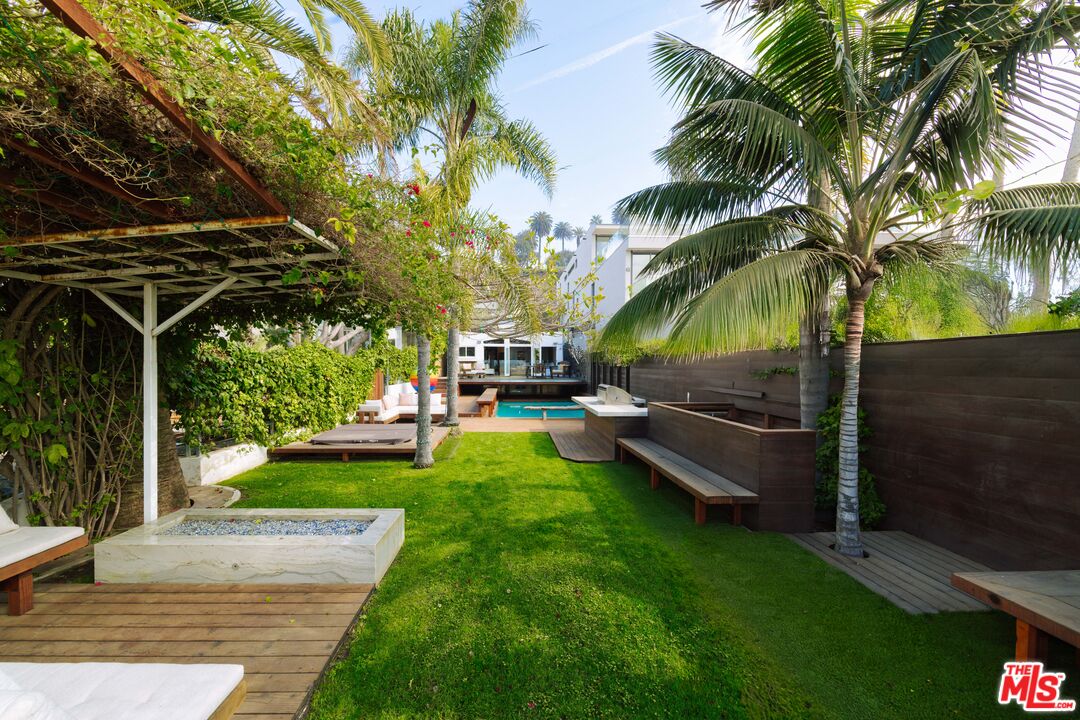 936 Palisades Beach Rd