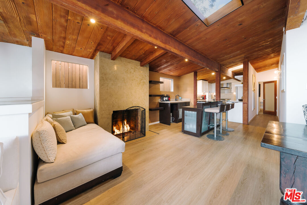 936 Palisades Beach Rd