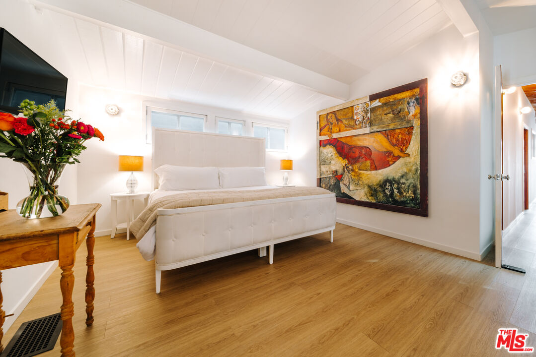 936 Palisades Beach Rd