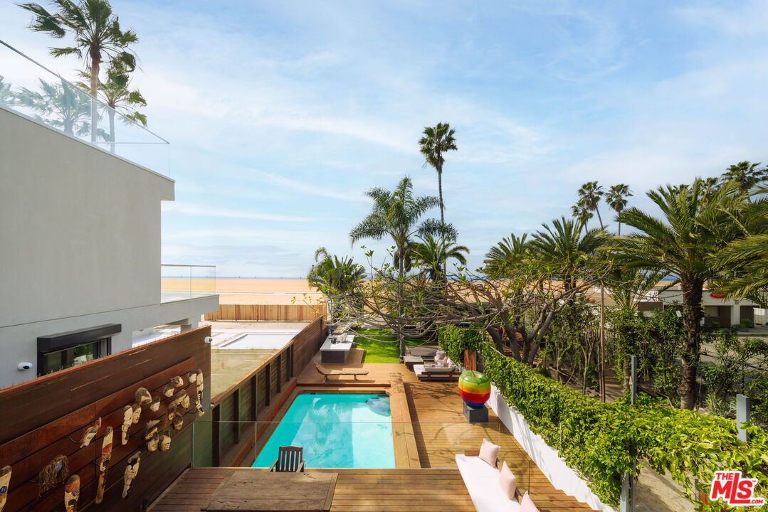 936 Palisades Beach Rd