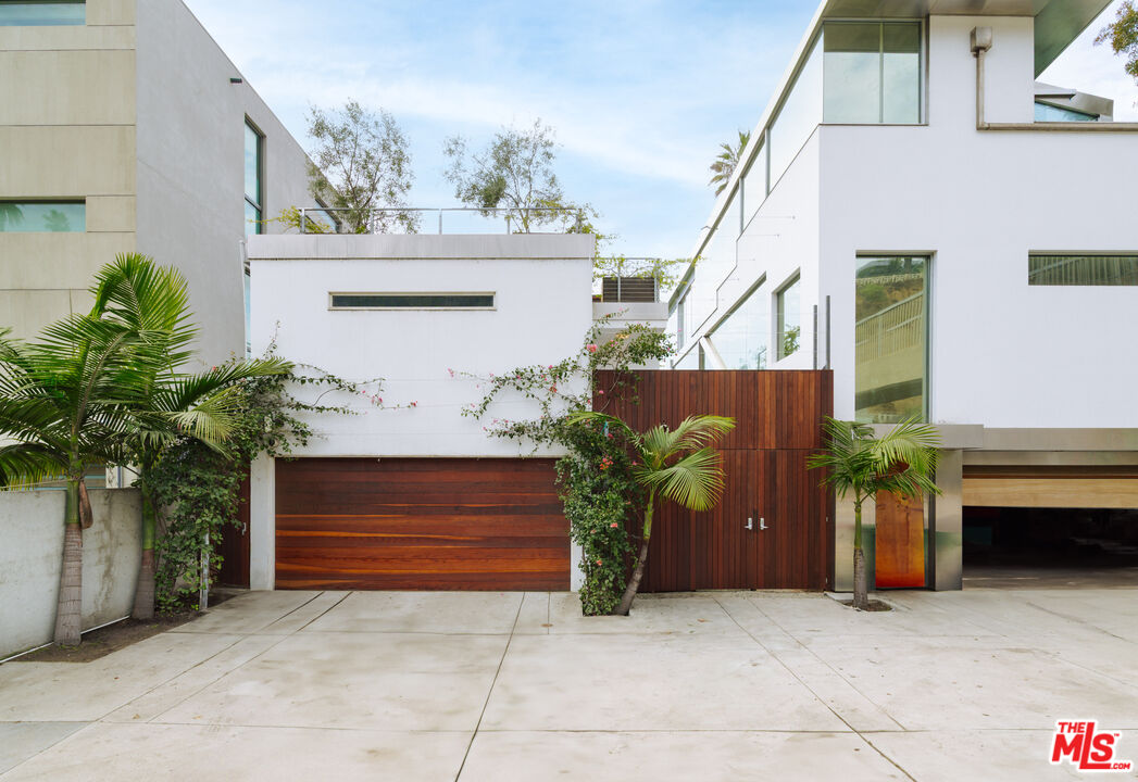 936 Palisades Beach Rd