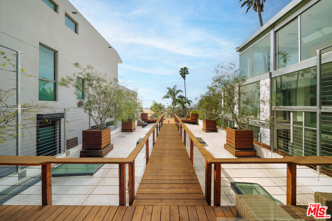 936 Palisades Beach Rd