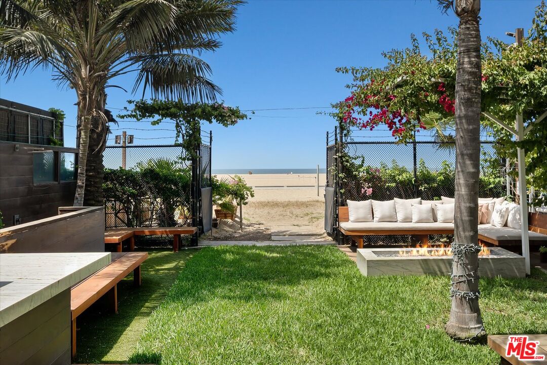936 Palisades Beach Rd