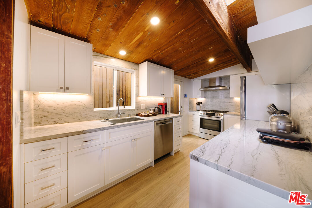 936 Palisades Beach Rd