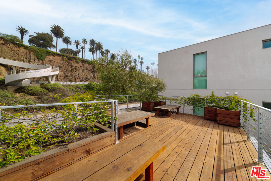 936 Palisades Beach Rd