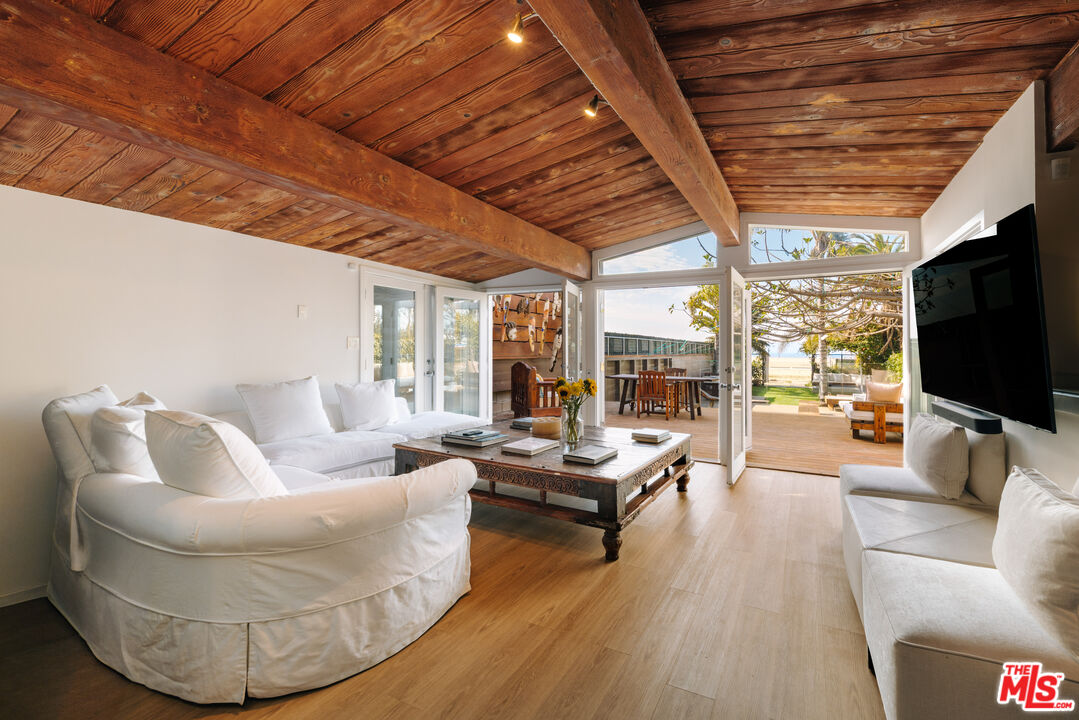 936 Palisades Beach Rd