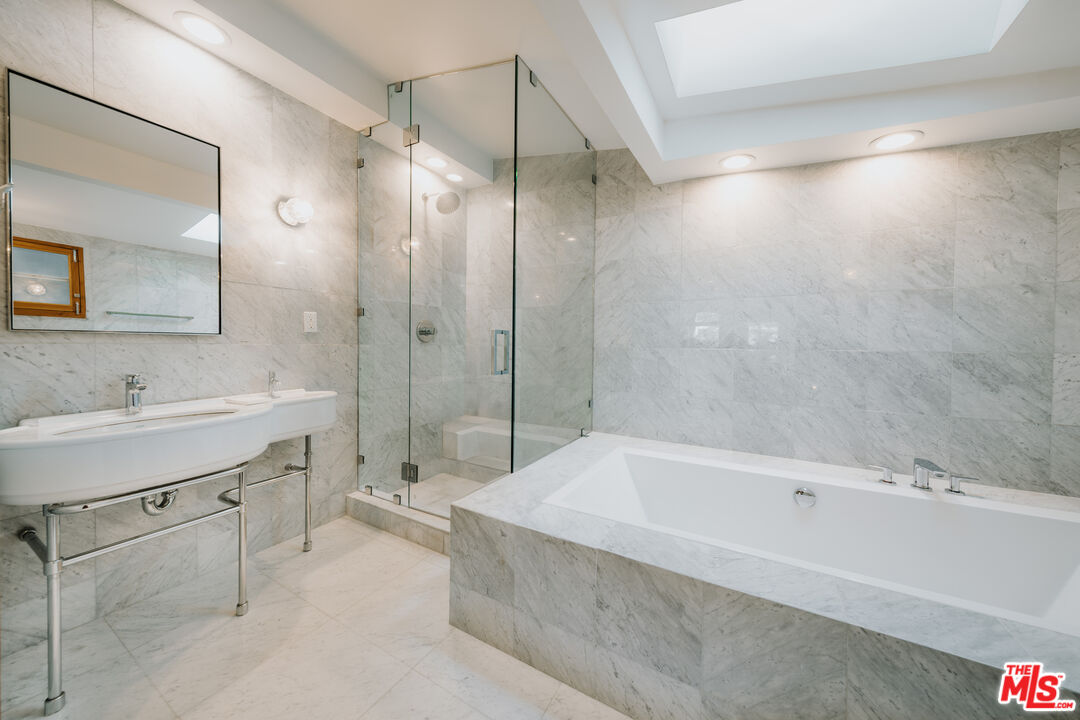 936 Palisades Beach Rd