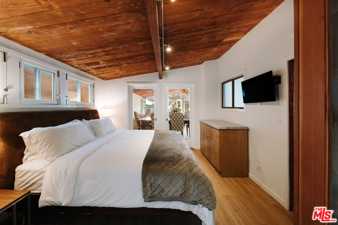 936 Palisades Beach Rd