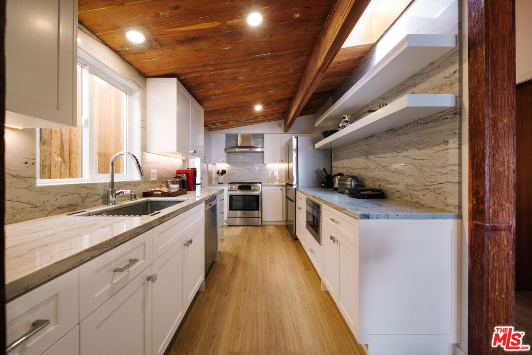 936 Palisades Beach Rd