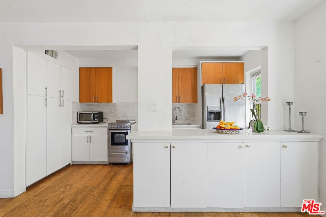 625 N Flores St Unit: 104