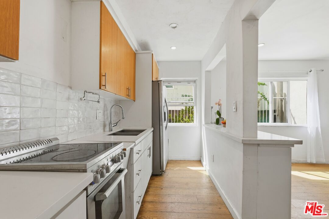 625 N Flores St Unit: 104