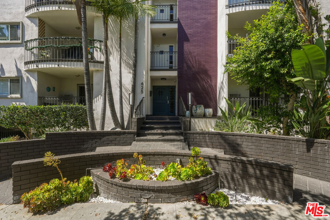 625 N Flores St Unit: 104