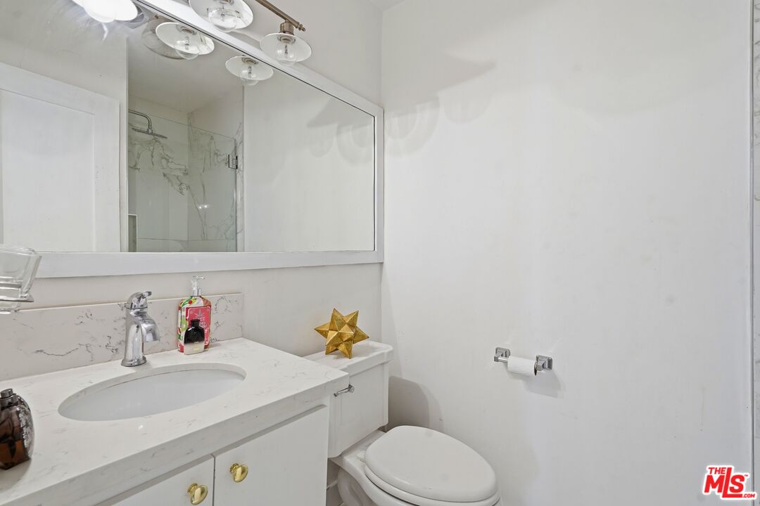 625 N Flores St Unit: 104