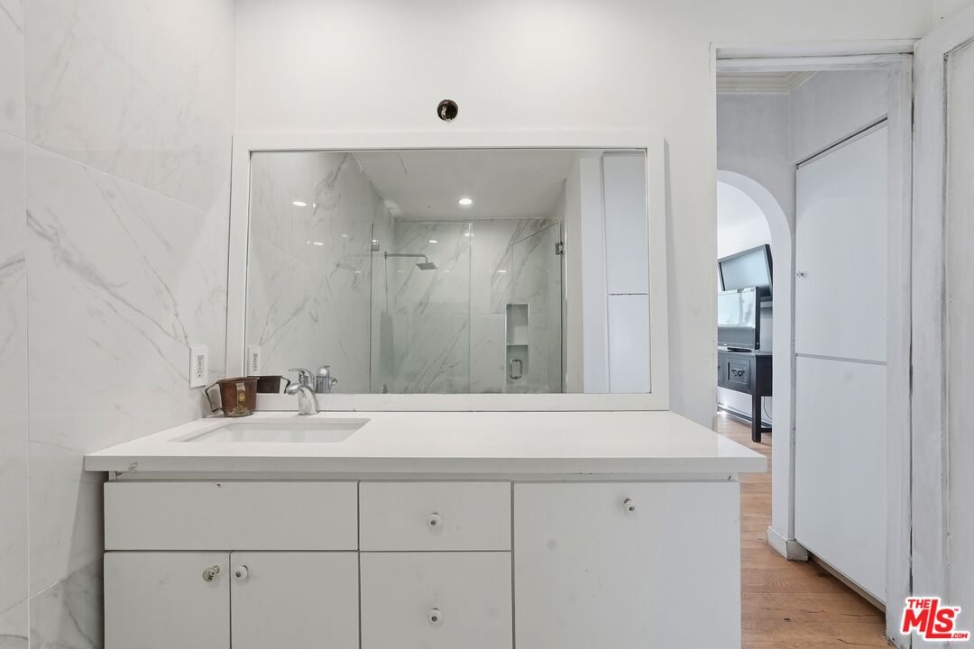 625 N Flores St Unit: 104