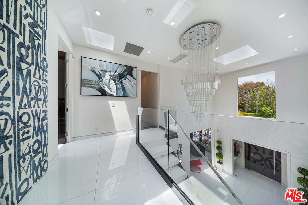 511 N Rexford Dr