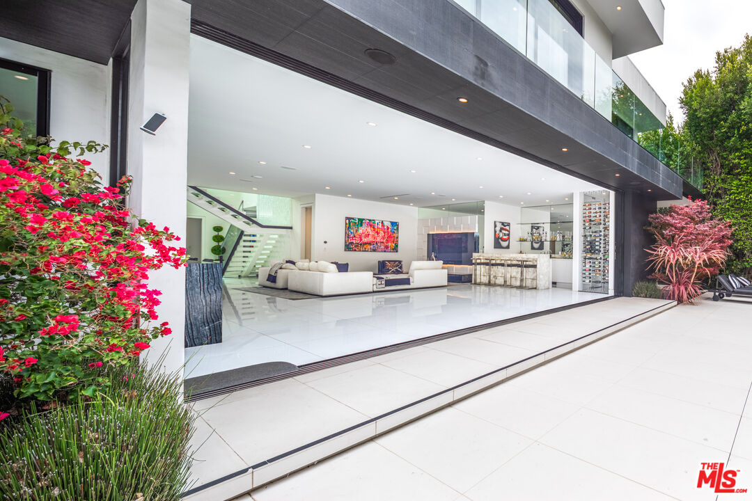 511 N Rexford Dr