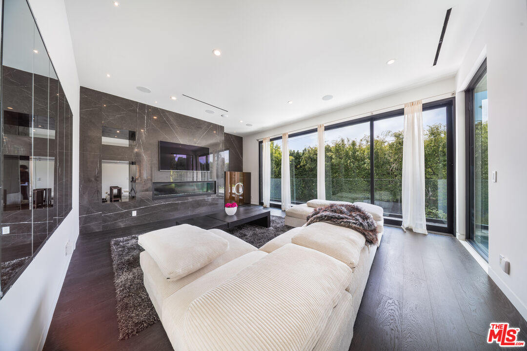 511 N Rexford Dr