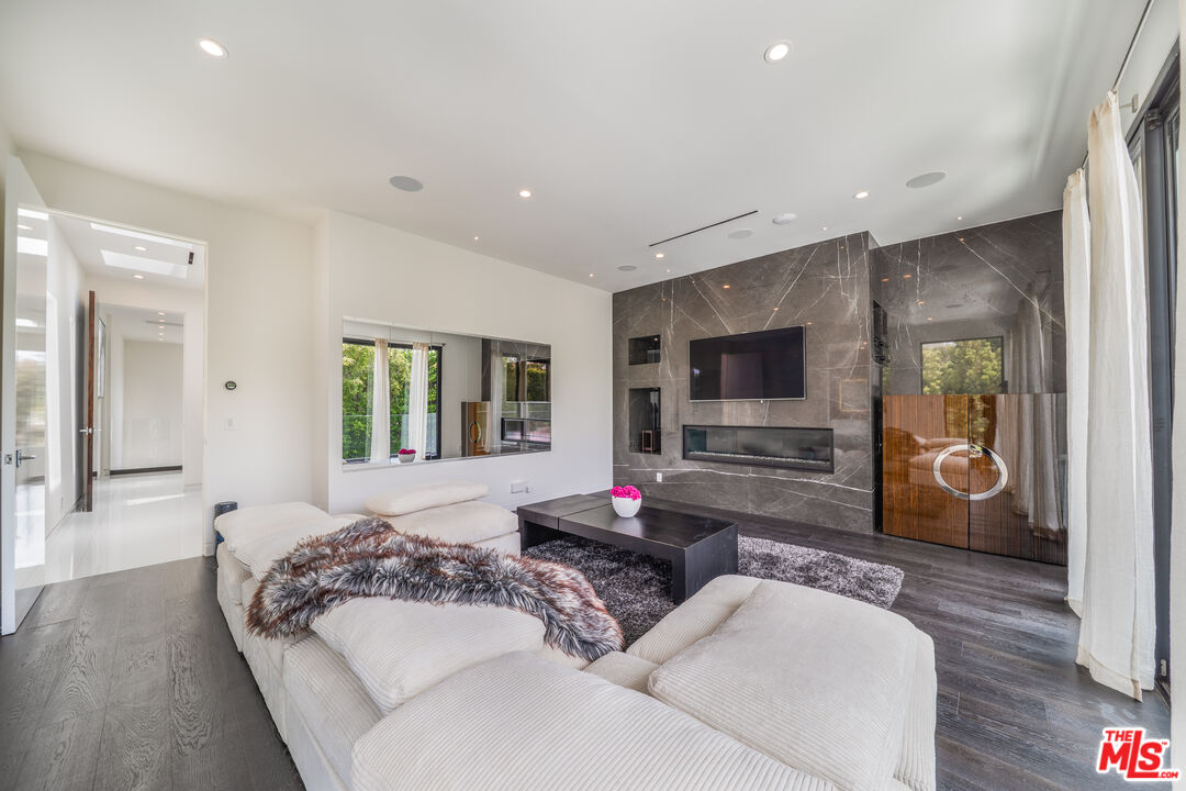 511 N Rexford Dr