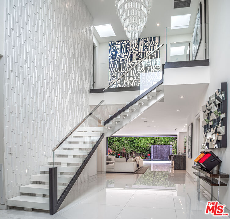 511 N Rexford Dr