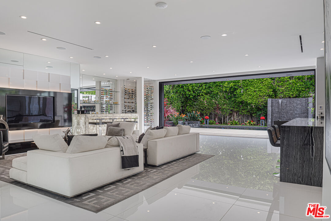 511 N Rexford Dr