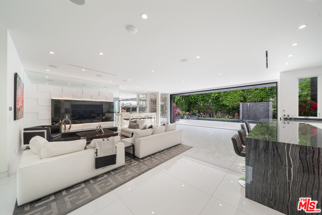 511 N Rexford Dr