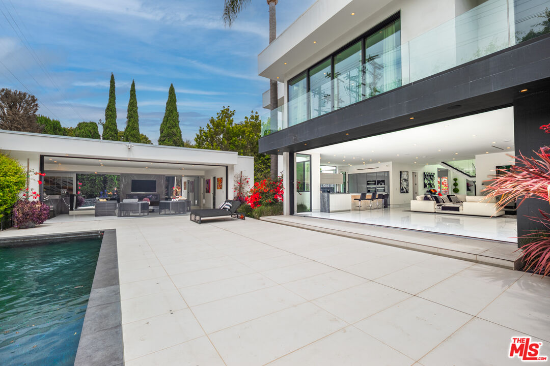 511 N Rexford Dr