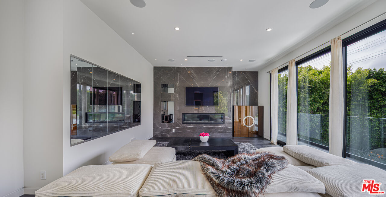 511 N Rexford Dr