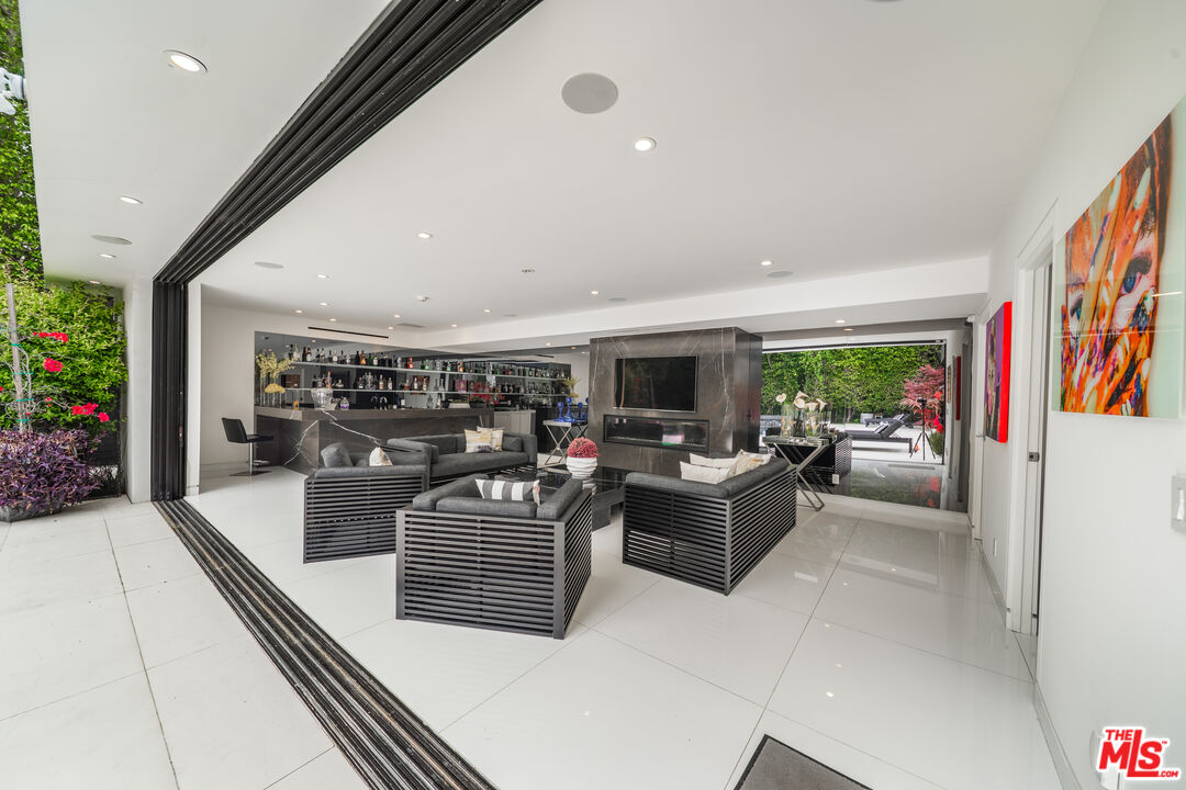 511 N Rexford Dr