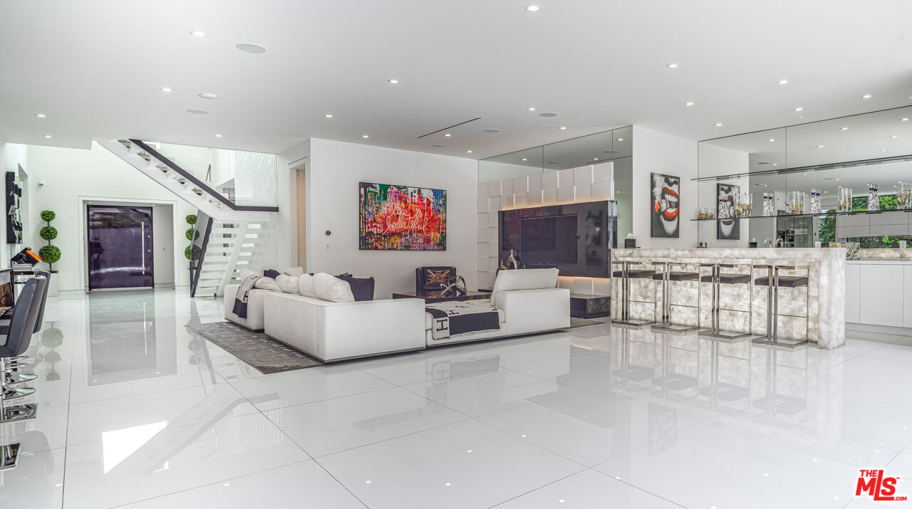 511 N Rexford Dr
