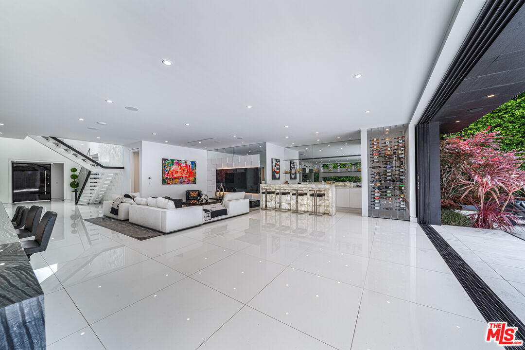 511 N Rexford Dr
