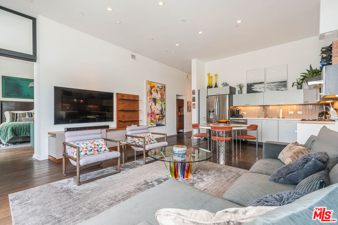 751 N Fairfax Ave Unit: 4