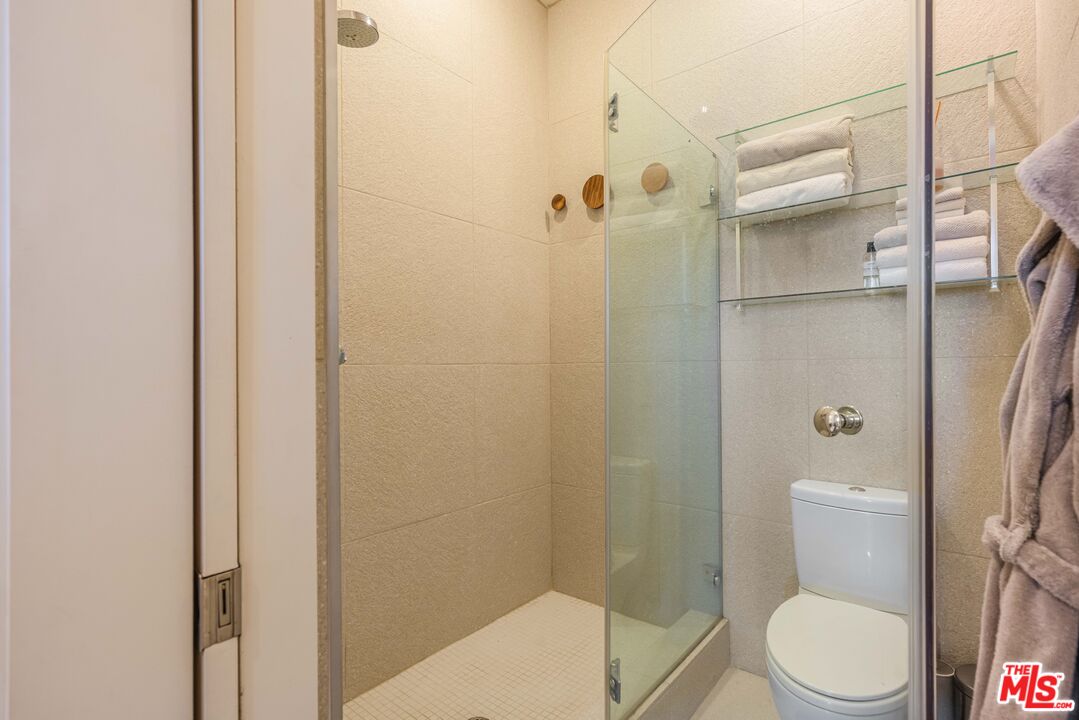 751 N Fairfax Ave Unit: 4