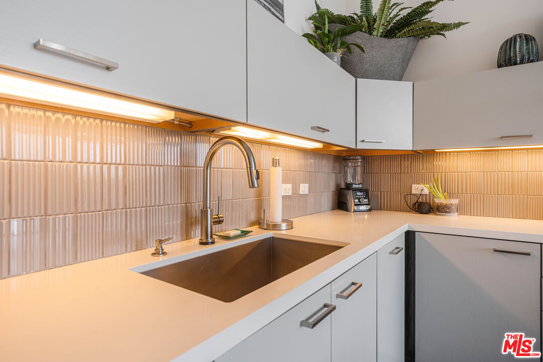 751 N Fairfax Ave Unit: 4