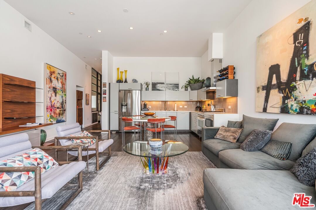 751 N Fairfax Ave Unit: 4