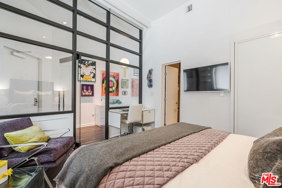 751 N Fairfax Ave Unit: 4