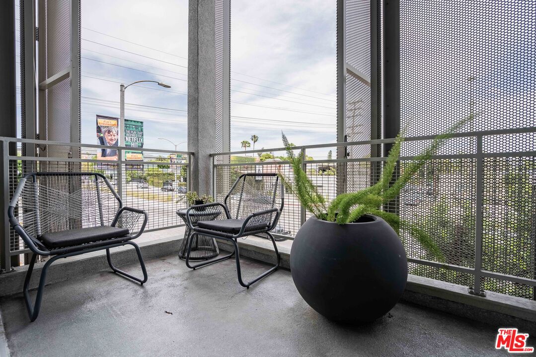 751 N Fairfax Ave Unit: 4