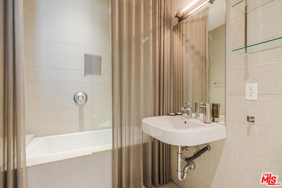 751 N Fairfax Ave Unit: 4