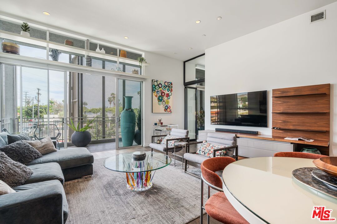 751 N Fairfax Ave Unit: 4