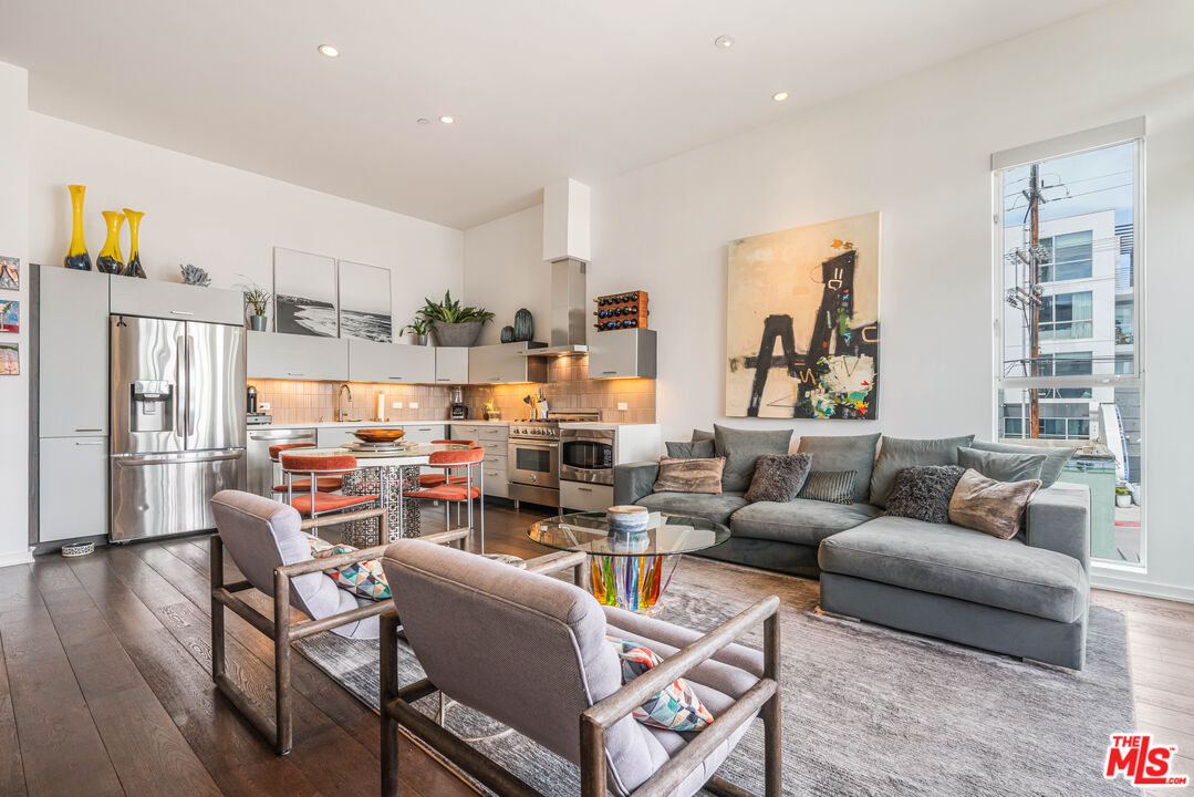 751 N Fairfax Ave Unit: 4