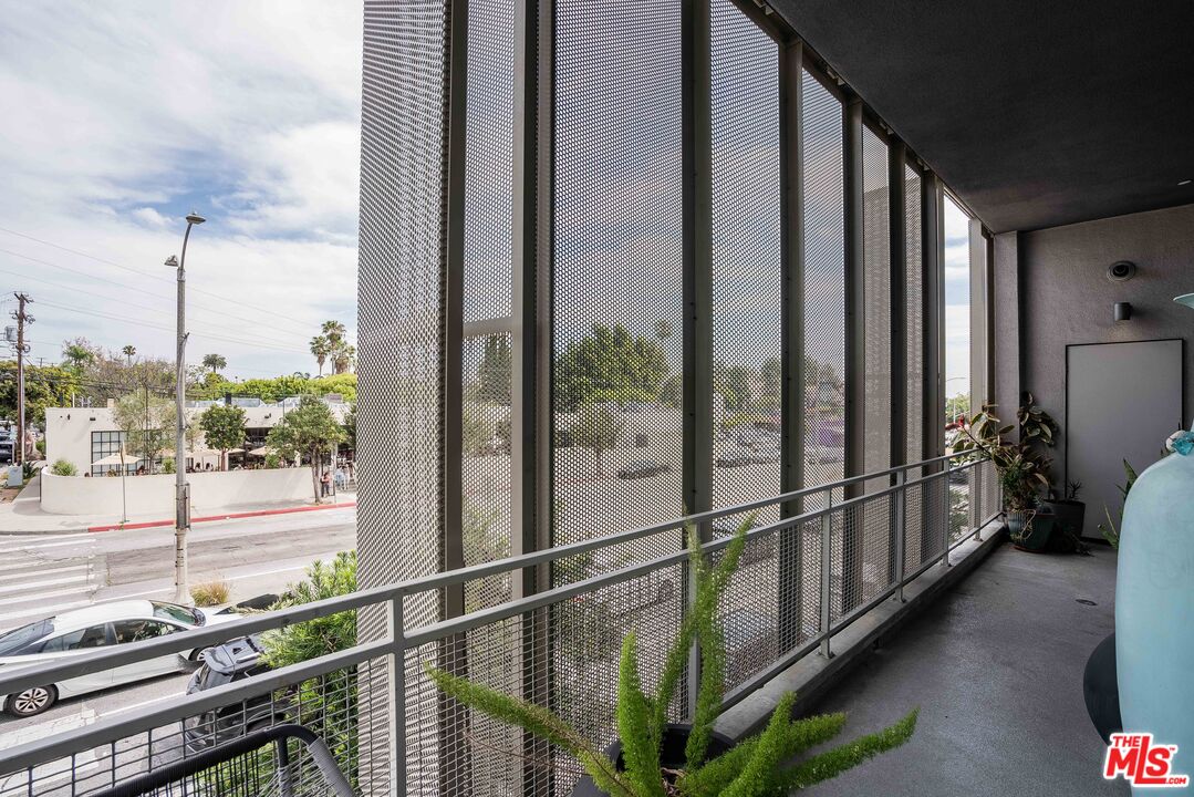 751 N Fairfax Ave Unit: 4