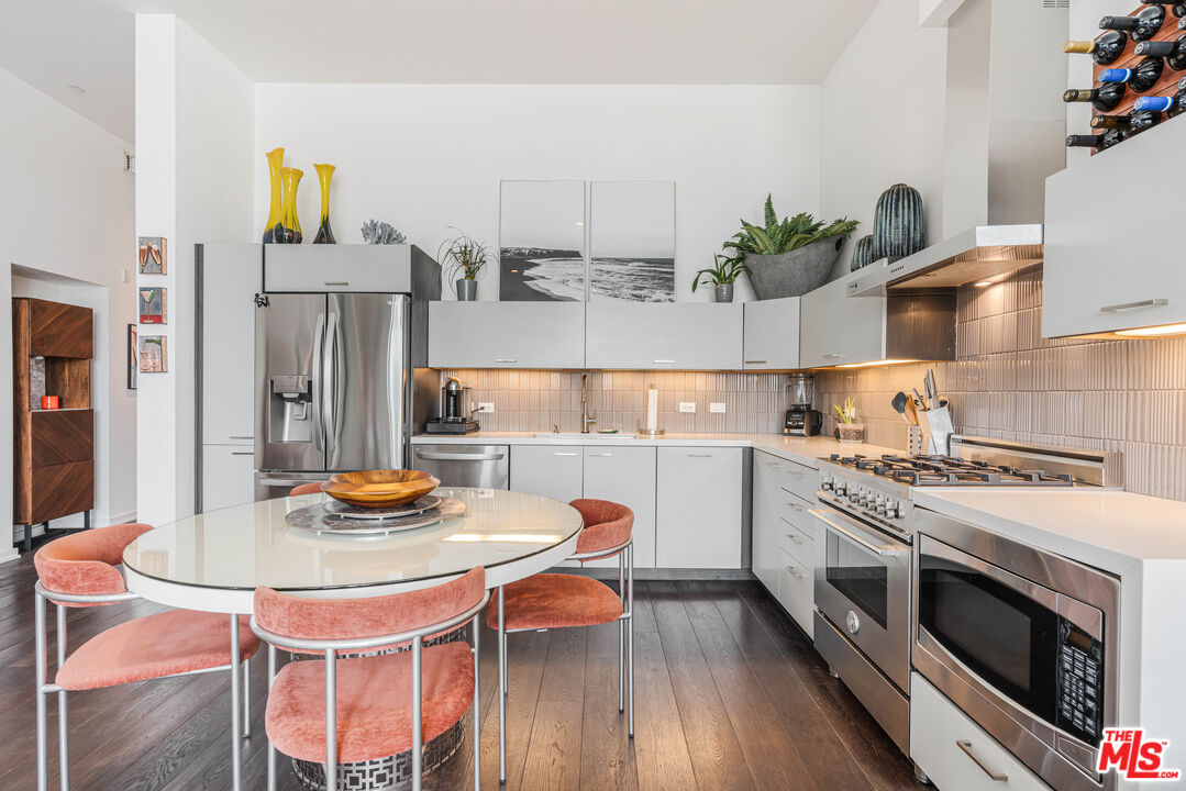 751 N Fairfax Ave Unit: 4